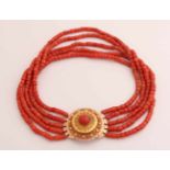 Rotkorallenkette mit Gelbgoldbandverschluss, 585/000. Halskette mit 5 Reihen roter Koralle, ø 6