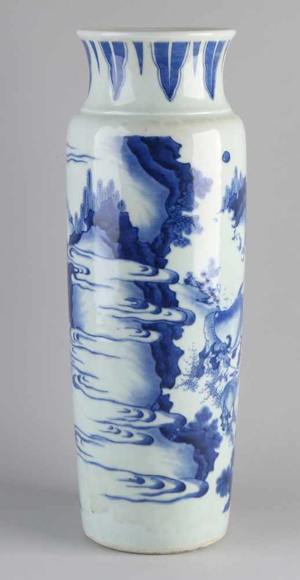 Große blau / weiße Schriftrollenvase aus chinesischem Porzellan mit Berglandschaft / Figuren / - Bild 2 aus 3