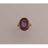 Gelbgoldring, 585/000, mit Amethyst. Ring mit einem ovalen Schrank, besetzt mit einem ovalen