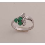 Weißgoldring, 585/000, mit Diamant und Smaragd. Fantasievoller Ring mit 4 Diamanten im Singlecut-