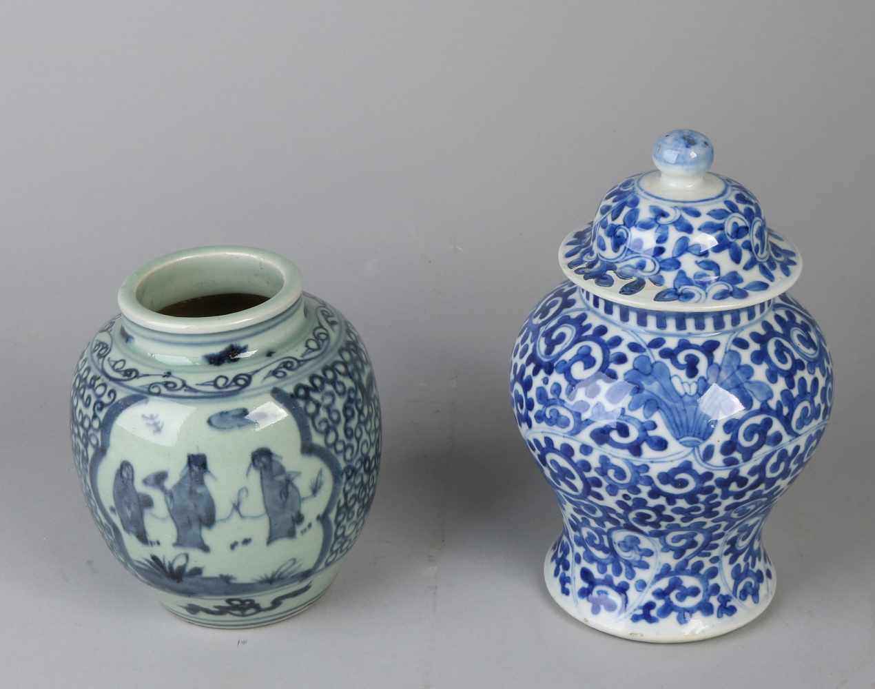 Zwei Teile chinesisches Porzellan. Bestehend aus: Ingwerglas mit Figurendekor + chinesische Vase aus
