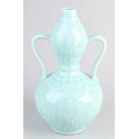 Chinesische Porzellanknopfvase mit Blumenrelief + Bodenmarkierung. Celadon Farbe. Abmessungen: H