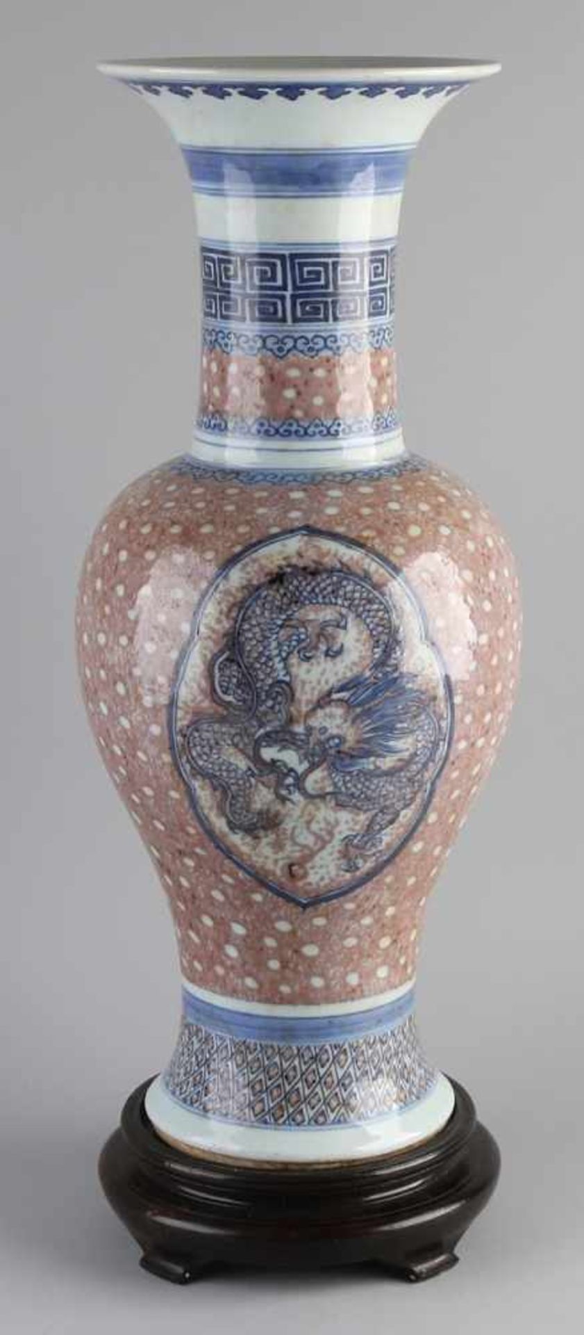 Große chinesische Porzellankragenvase mit Family Rose Drachendekoration. Mit Sockel. Größe: 51,5 x Ø - Image 2 of 3