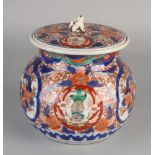 Mit Imari-Porzellan überzogenes Glas aus dem 19. Jahrhundert mit Foo-Hund und Blumen- / Golddekor.