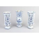 Drei antike Fayence-Vasen im Delfter Stil mit Blumen- / Windmühlendekoren. Um 1880. Größe: 26 cm. In