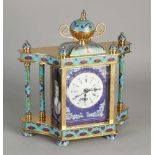 Cloisonne-Tischuhr aus vergoldetem Messing mit mechanischem Uhrwerk und zentralem Sekundenzeiger.