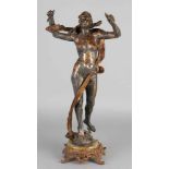 Antike Jugendstilfigur aus Bronze. Dame in Bewegung. Um 1900. Etwas in Händen fehlt. Größe: H 51 cm.