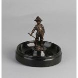 Antiker Aschenbecher aus schwarzem Marmor und bronzefarbener Tiroler Junge. Um 1920. Größe: 12 x Ø