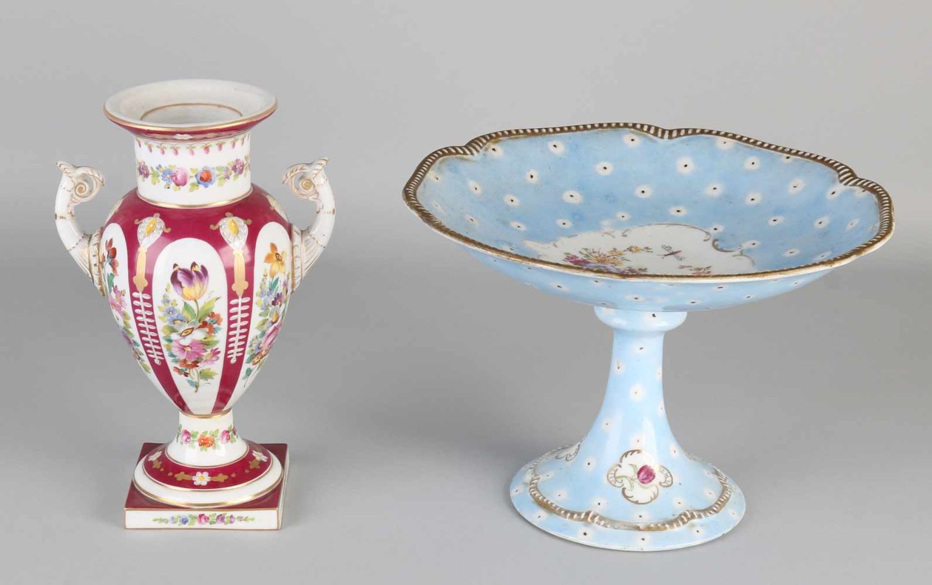 Zweiteiliges antikes handbemaltes Porzellan mit Blumendekor. Eine Ampfora-Vase, Frankreich. Tazza