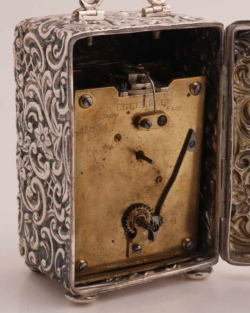 Silberner Reisewecker, 925/000, in einem rechteckigen Gehäuse mit Locken, Gittermuster und - Image 3 of 3