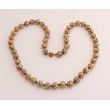 Halskette aus goldfarbenen Perlen, ø 12 mm, eingelegt mit Edelsteinstücken, darunter Lapis und