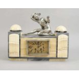 Antike Art-Deco-Kaminuhr aus französischem Marmor mit Onyx und plattierter Figur. Acht-Tage-