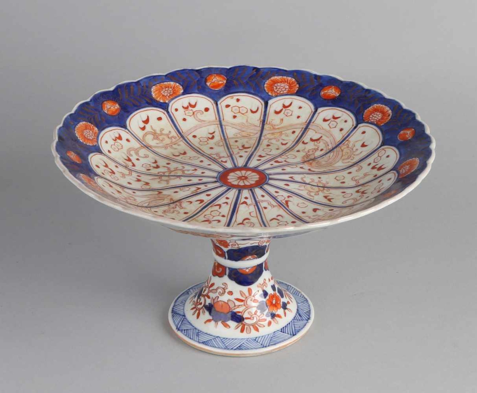 Japanische Imari-Porzellantischschale aus dem 19. Jahrhundert mit Blumen- / Drachen- / Golddekor.