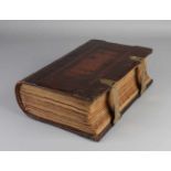 Niederländische Staatsbibel aus dem 17. Jahrhundert mit originalem Lederband und Kupferbeschlägen.
