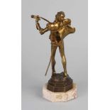 Antike Bronzefigur auf Marmorsockel. Pierrot mit Laute. Von Auguste de Wever. 1836 - 1910. "