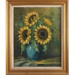 Signiert Tilly Moes. Um 1950. Sonnenblumen in Vase. Öl auf Leinen. Abmessungen: H 53 x B 41 cm. In