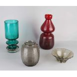 Glaswaren viermal. Bestehend aus drei Vasen und einer Art-Deco-Schale. Erste Hälfte des 20.