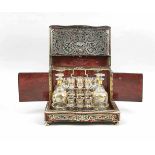 Französische Boulle-Likörbox aus dem 19. Jahrhundert mit originalem Glas mit Golddekor. Mit fünfzehn