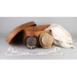 Antike Hutschachtel aus Spanholz mit antiker Damenunterwäsche und zwei Puppenhüten. Abmessungen: