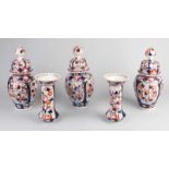 Fünfteiliges Imari-Porzellanschrankset aus dem 19. Jahrhundert. Größe: 21 - 33 cm. Zwei Vasen