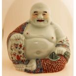Großer lächelnder Buddha des chinesischen Porzellans mit Familienrosendekor und Bodenmarkierung.