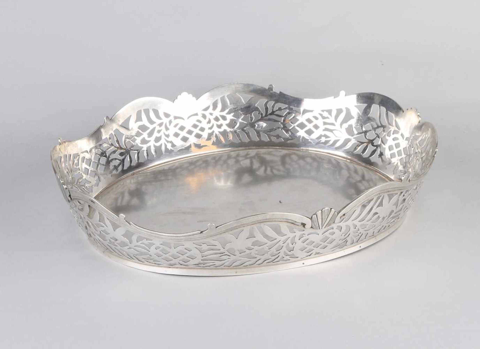 Silber Tischplatte, 800/000, ovales Modell, handgesägt mit Kürbissen, Locken und Blumendekor. Mit