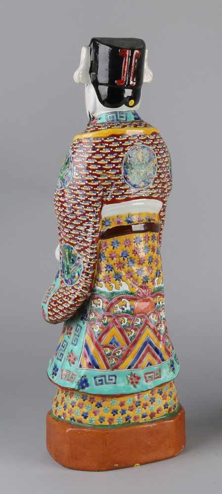 Großer stehender Würdenträger aus chinesischem Porzellan mit Blumendekoren und Bodenmarkierung. - Image 2 of 3