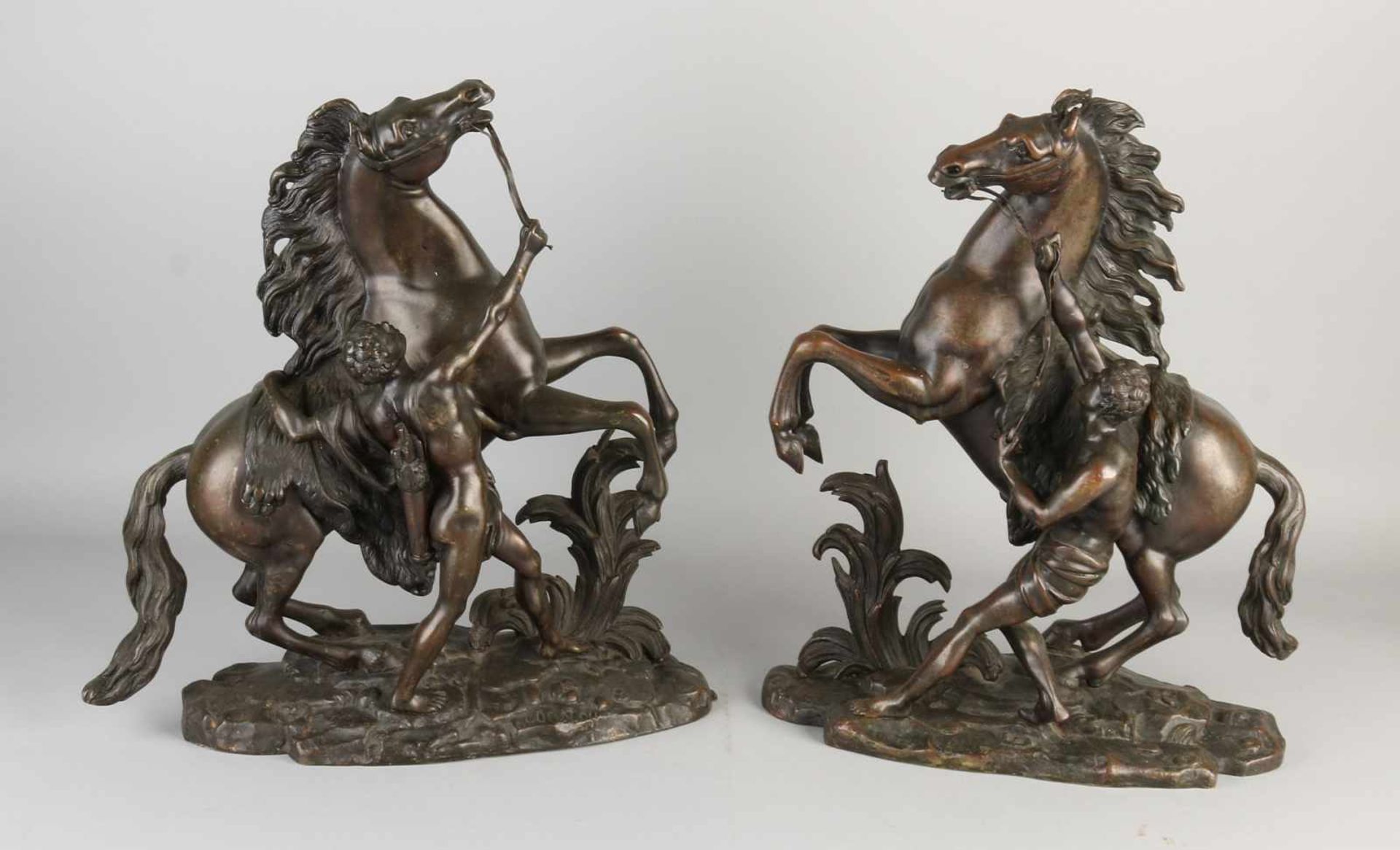 Zwei antike Bronze Marly Horses nach G. Cousteau. Um 1900. Abmessungen: 38 x 36 x 14 cm. In guter