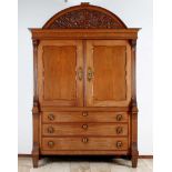 Drenthe Schrank. Um 1820. Ganz im Originalzustand. Abmessungen: H 256 x B 160 x T 52 cm. In guter