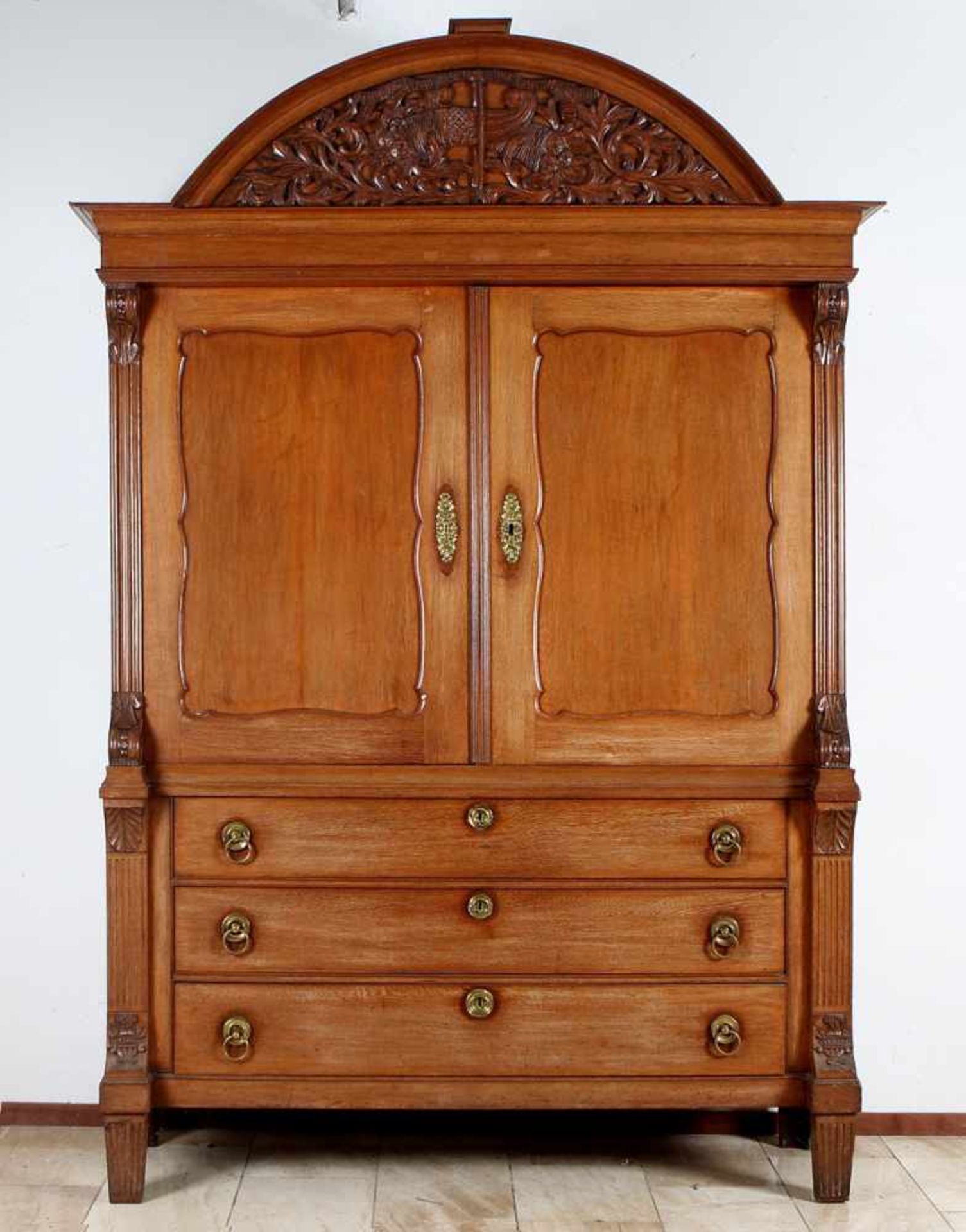 Drenthe Schrank. Um 1820. Ganz im Originalzustand. Abmessungen: H 256 x B 160 x T 52 cm. In guter