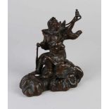 Antike japanische Bronzefigur. Gottheit auf Felsen. 19. Jahrhundert. Abmessungen: 20 x 18 x 12 cm.