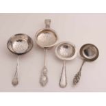 4 Teile Silber, mit 3 Teesieben, zwei mit Perlenrand verziert, 833/000, und einem Teesieb mit