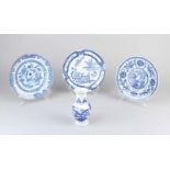 Vier Teile chinesisches Porzellan. 19. Jahrhundert. Verschiedene Teller mit Haarrissen, Vase ist