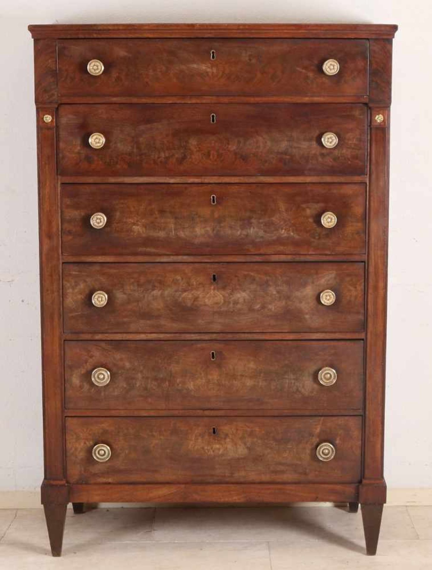 Niederländischer Mahagoni-Chiffoniere aus dem 19. Jahrhundert. Abmessungen: 155 x 95 x 50 cm. In