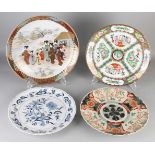 Vier verschiedene große Geschirrteile aus altem / antikem Porzellan. Bestehend aus: Imari, 19.