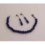 Ein Paar Ohrringe und ein Armband mit Lapislazuli. Ohrringe mit rundem Silberknopf mit Lapislazuli