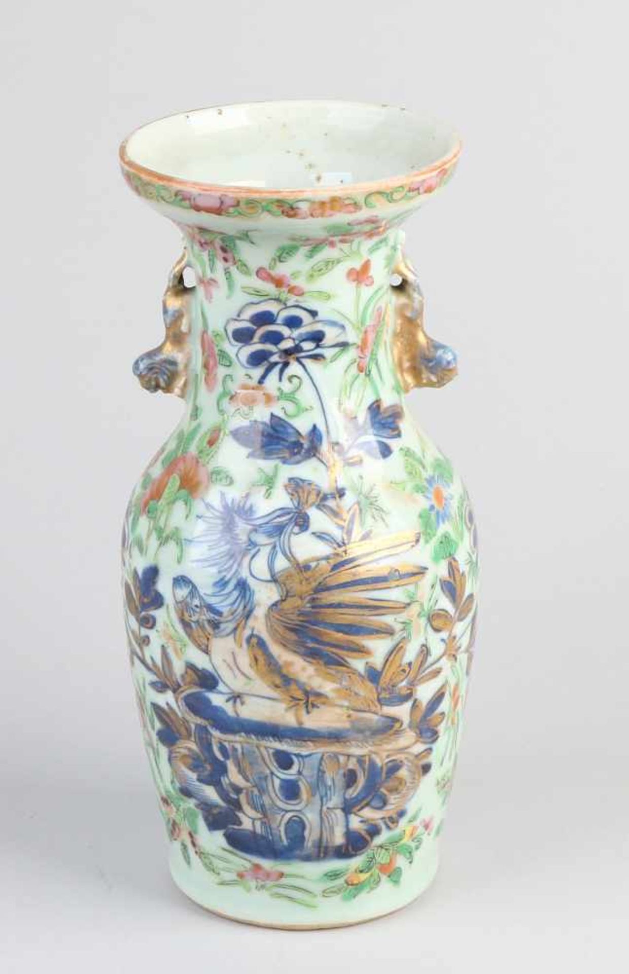 Chinesische Porzellanvase mit Paradiesvogel / Insekten / Blumen / Bodendekoren. 19. Jahrhundert.