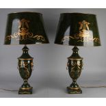 Zwei dekorative Tischlampen aus Zinnbemalung mit Blumen- / Golddekoren und Zinnlampenschirmen. 21.