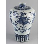 Große chinesische Porzellanvase im blauen und weißen Mei Ping-Stil mit Blumendekor. Baluster