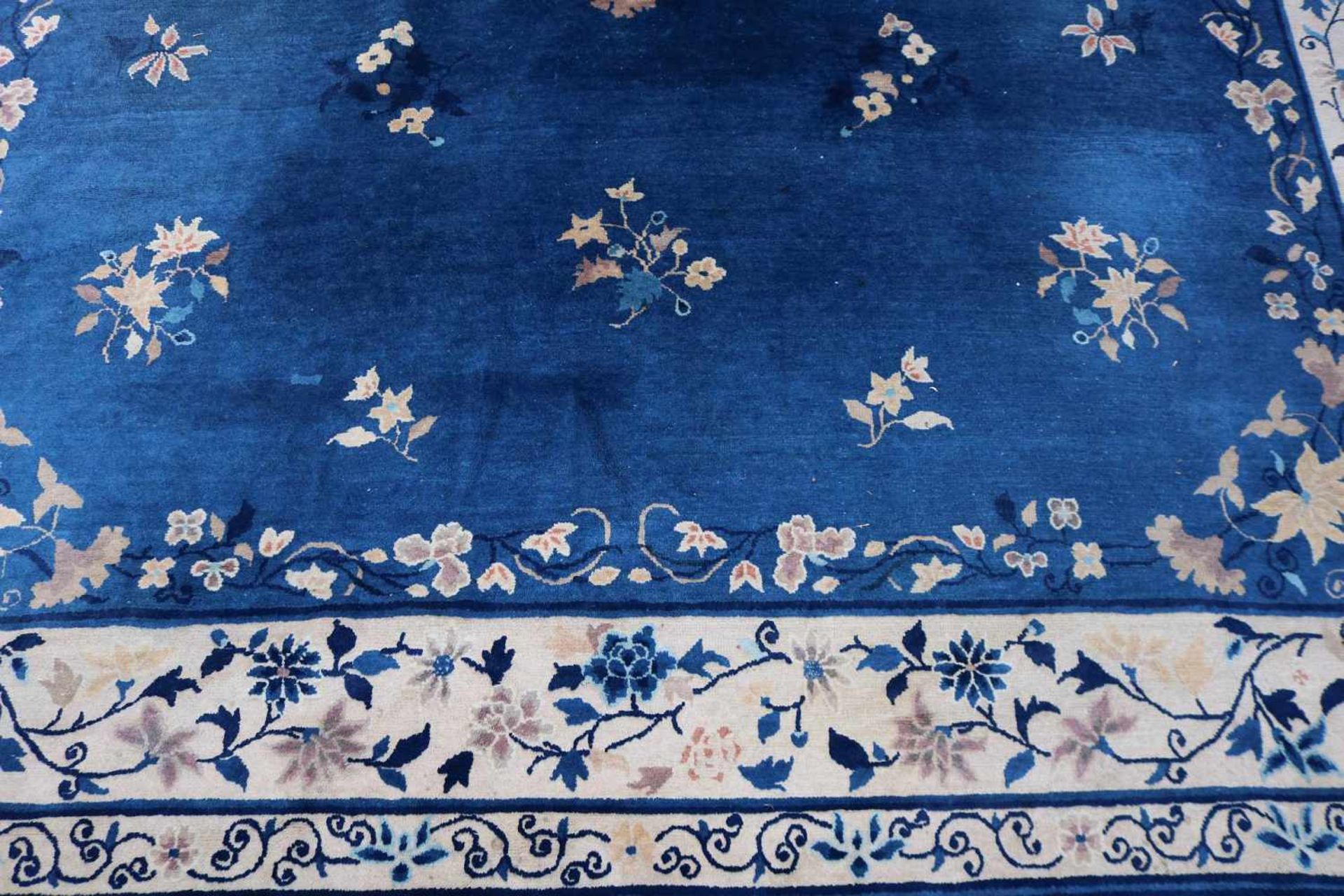 Großer blau-cremefarbener Perserteppich mit Blumendekor. Leichte Gebrauchsspuren. Größe: 272 x 430 - Bild 2 aus 3
