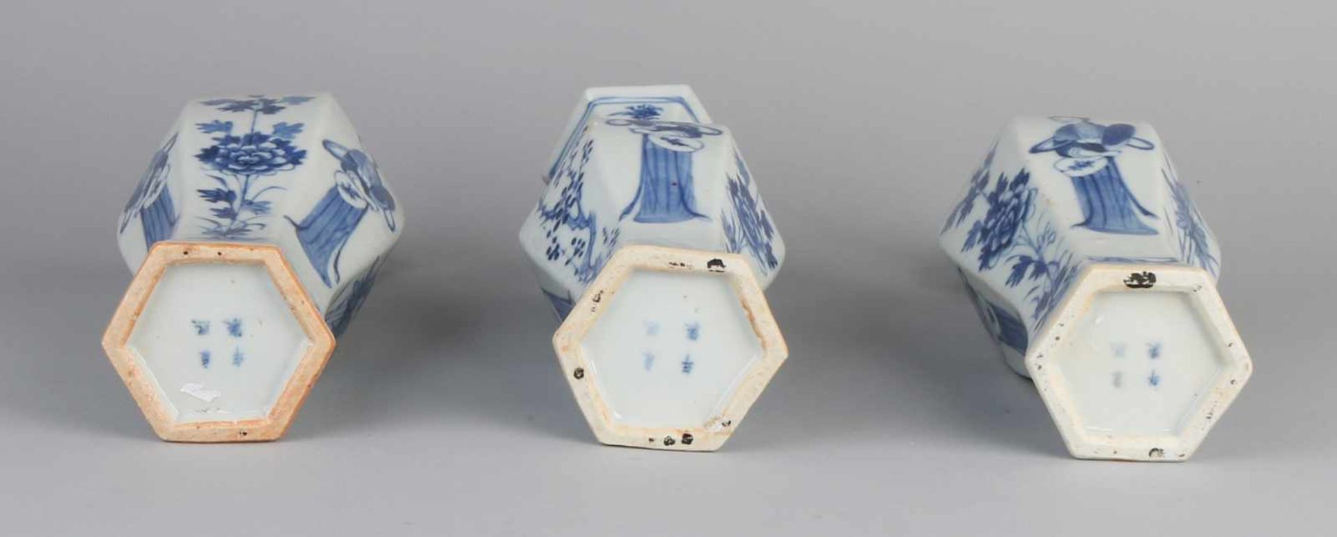 Dreiteiliger chinesischer Porzellanschrank aus dem 19. Jahrhundert in achteckiger Form mit Lange - Bild 2 aus 2