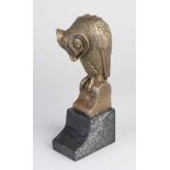 Bronzefigur auf schwarzem Marmorsockel. 21. Jahrhundert. Eule. Signiert M. de Coste. Größe: H 25 cm.