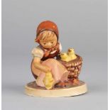 Alte Hummel Figur. Deutschland. Kleines Mädchen mit Küken. 1950 - 1955. Abmessungen: H 9 cm. In