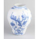 Fayence Vase Hanau aus dem 18. - 19. Jahrhundert mit Chinoiserie-Dekoration. Undeutliche blaue