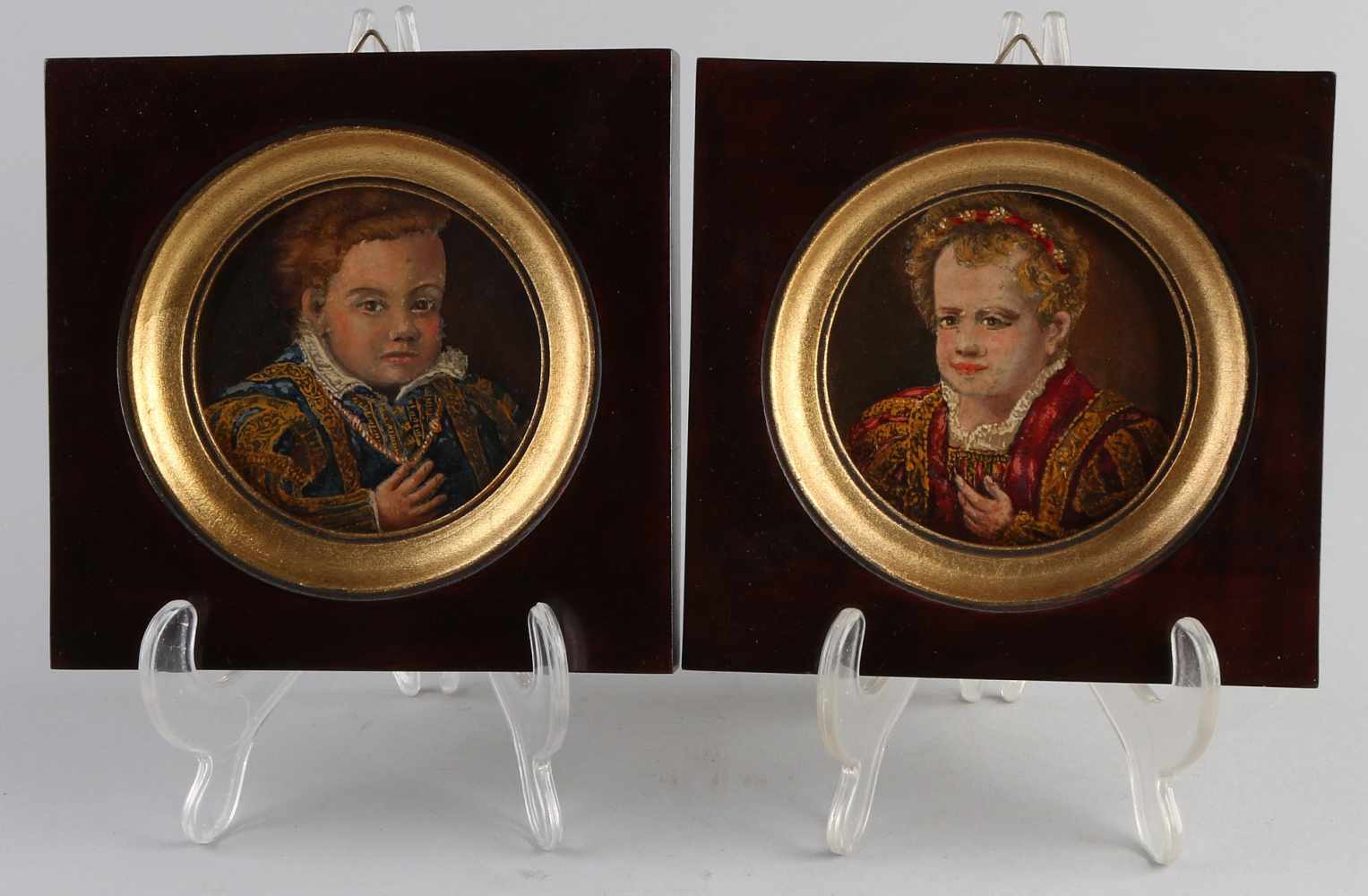 Zwei kleine ovale Gemälde. 20. Jahrhundert. Porträt Junge und Mädchen. Ölfarbe auf Holz. Größe: Ø