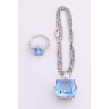Silber Halskette, Anhänger und Ring, 925/000, mit blauem Stein. Feine Palmier-Halskette mit einem
