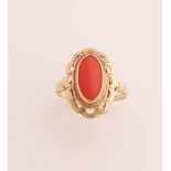 Gelbgoldring, 585/000, mit roter Koralle. Ring mit einem feinen Band und einem ovalen, kunstvollen