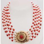 Halskette mit roten Korallen und Perlen auf einer antiken regionalen Brosche aus Gelbgold, 585/