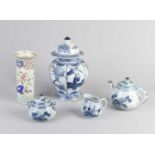 Viel chinesisches Porzellan. Bestehend aus: Family Rose Vase mit Gartendekor und Bodenmarkierung.