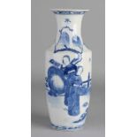 Chinesische Porzellanvase aus dem 18. - 19. Jahrhundert mit Figuren im Gartendekor + vier Zeichen